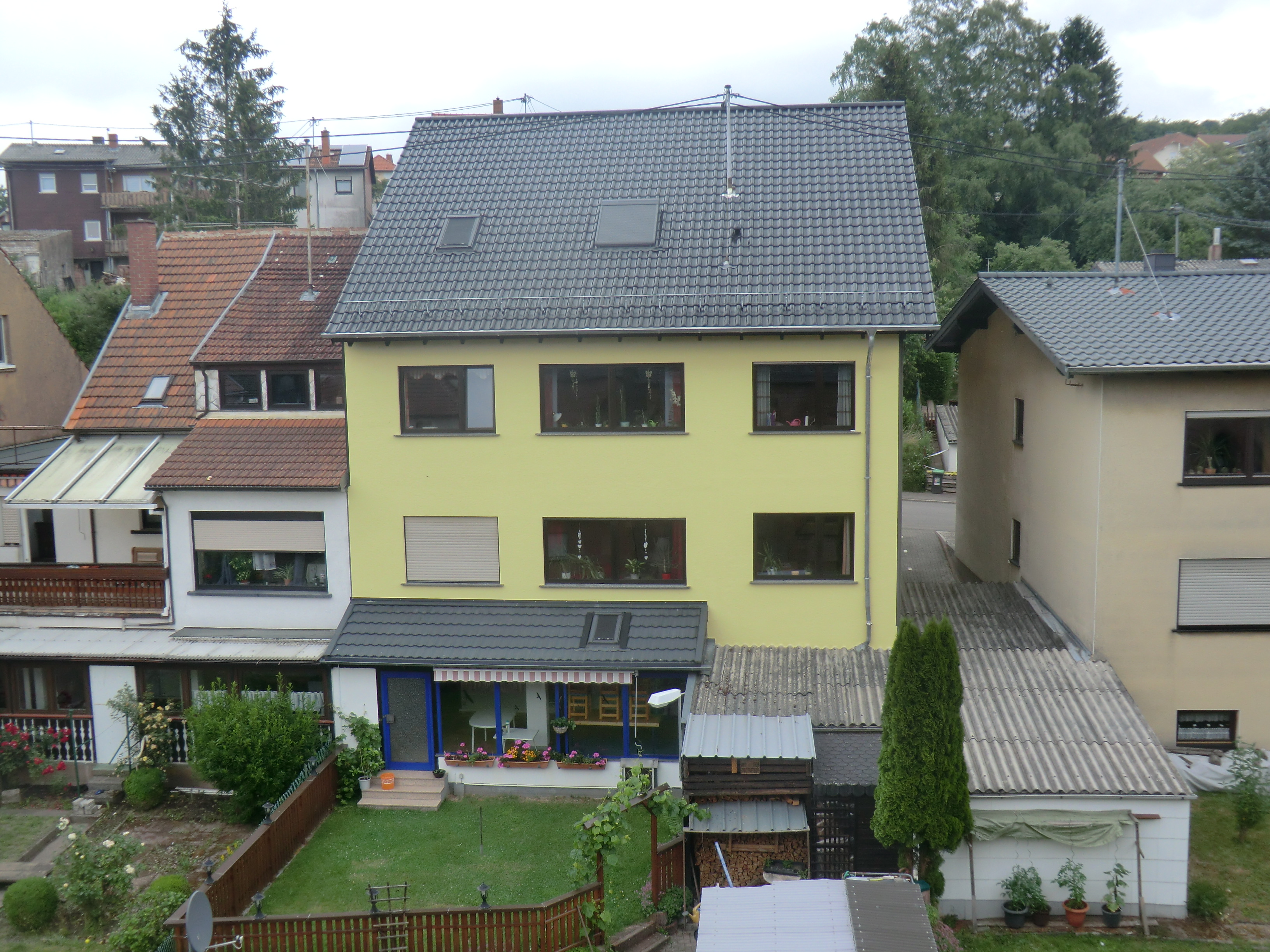 Rückansicht Haus mit Liegewiese