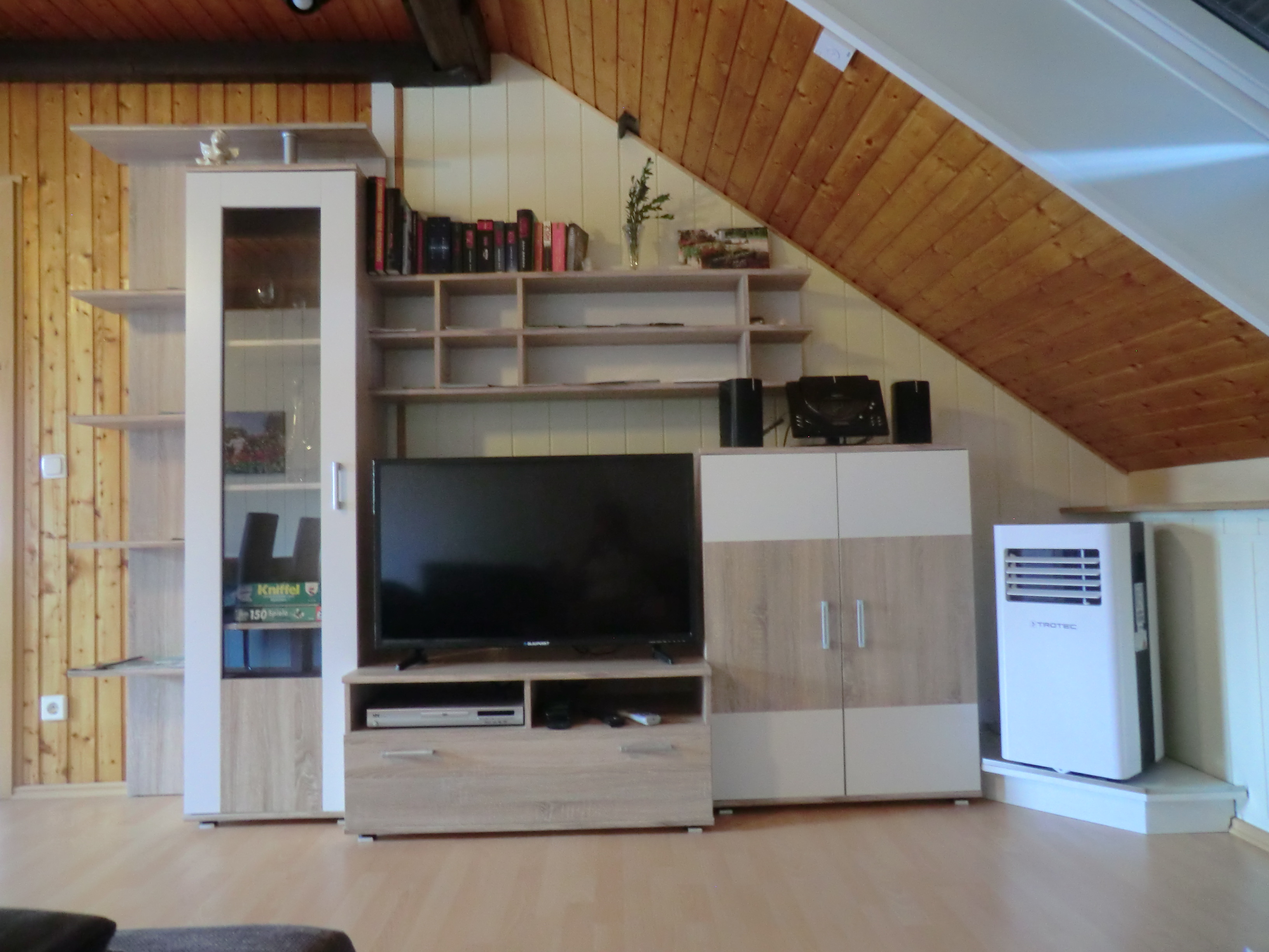 Wohnwand mit Fernseher und Klimaanlage